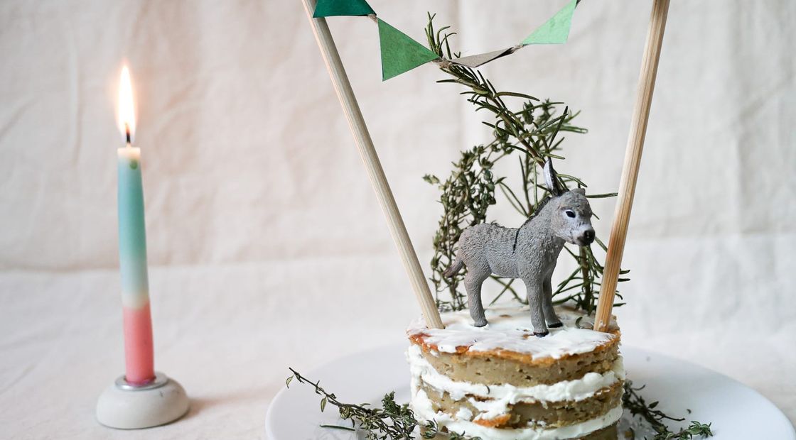Babys erster, zuckerfreier Geburtstagskuchen